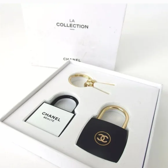 CHANEL | Accessories | Chanel Black And Gold Padlock  display picture 3